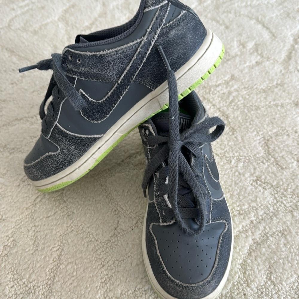 Nike kids size 2.5 grey dunks